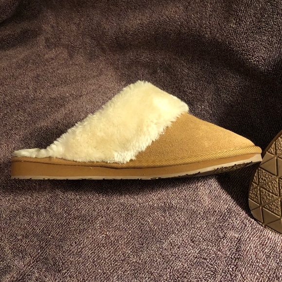 Minnetonka Cozy Tan and Cream slide in Slippers. - Picture 4 of 6